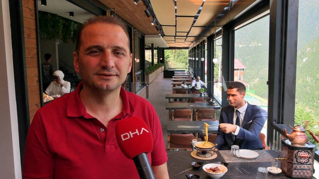 Uzungöl'de Ronaldo sürprizi: Kuymak yiyip çay içti! Görenler şaştı kaldı, fotoğraf çektirdi 16